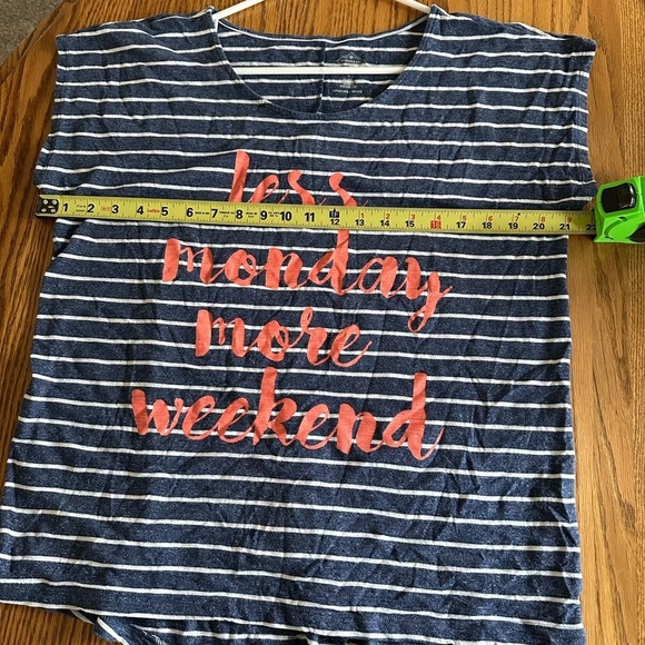 🎈🎈🎈St John’s  Bay Less Monday More Weekend T-Shirt Size Large - Picture 11 of 11